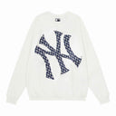 Sudadera de cuello redondo con logotipo MLB NY inclinado y estampado pata de gallo — Negro y blanco