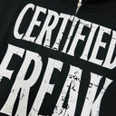 Sudadera con capucha y cremallera, estilo corto, «Certified Freak» — Negro