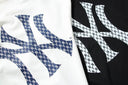 Sudadera de cuello redondo con logotipo MLB NY inclinado y estampado pata de gallo — Negro y blanco