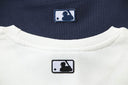 Sudadera con cuello redondo y contorno de logotipo de equipo de la MLB — Yankees y Red Sox