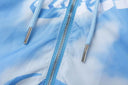 Cortavientos Trapstar con estampado de nubes — Azul cielo