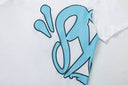 Conjunto de camiseta y pantalones cortos con logo de Syna World — Blanco y azul claro