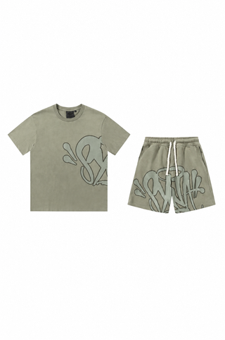 Conjunto de camiseta y pantalones cortos con logo de Syna World — Verde, azul cielo, rojo y gris