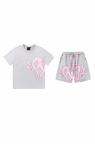 Conjunto de camiseta y pantalones cortos con logo de Syna World — Verde, azul cielo, rojo y gris