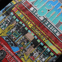 Camiseta de manga larga con diamantes de imitación RoughPlay Deli Scene — Negro/Azul