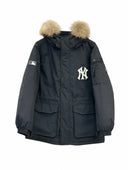 Chaqueta tipo parka con capucha de piel MLB NY — Negro, blanco, azul marino y verde